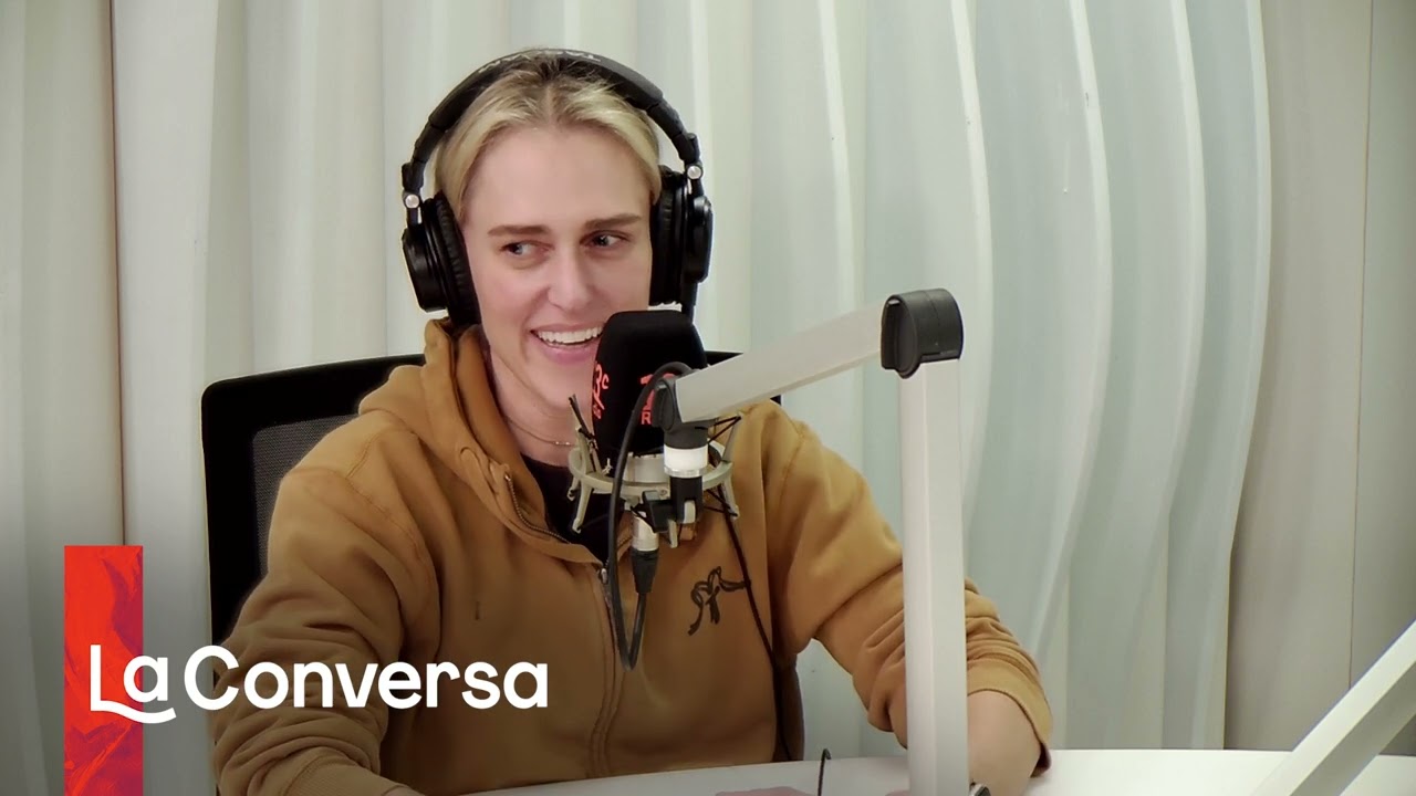 Connie Achurra y Virginia Demaria revisan recetas de su nuevo libro