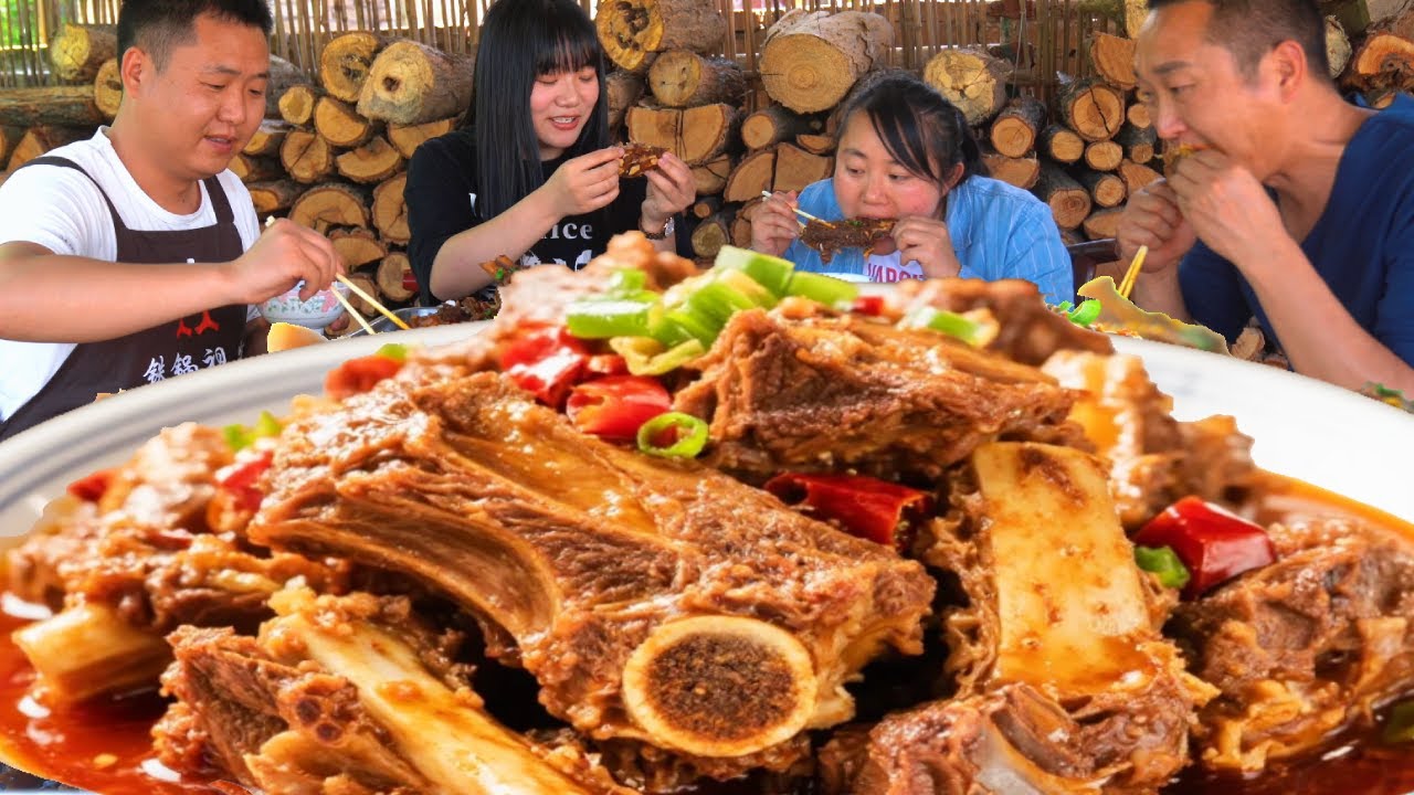 兩位美女來家裡玩，二弟做「辣牛骨」招待，肉質Q彈大口啃著吃過癮【鐵鍋視頻】