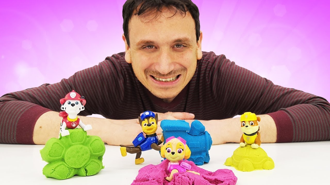Paw Patrol giocattoli e la sabbia colorata. Giochi e video per bambini