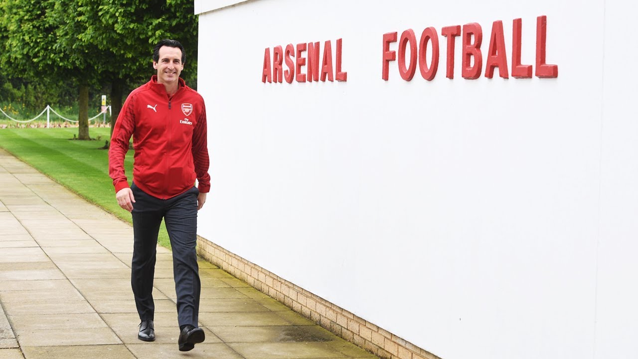 Unai Emery visits Arsenal training centre
