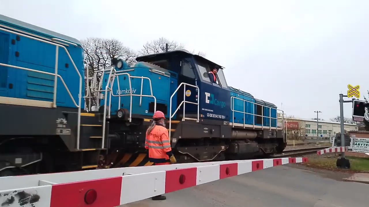 Posun nákladního vlaku ve stanici Dobříš