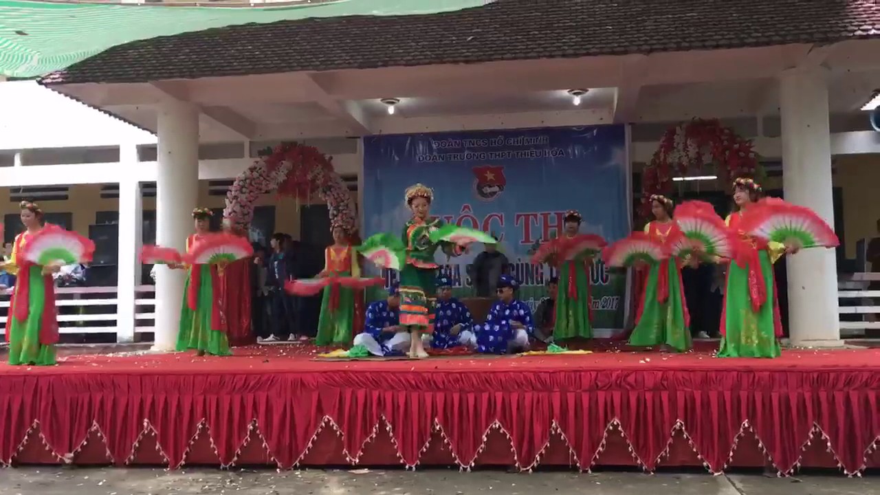 Cô Đôi Thượng Ngàn.  Lớp 11E  Trường THPT Thiệu Hóa ( 2015-2018)