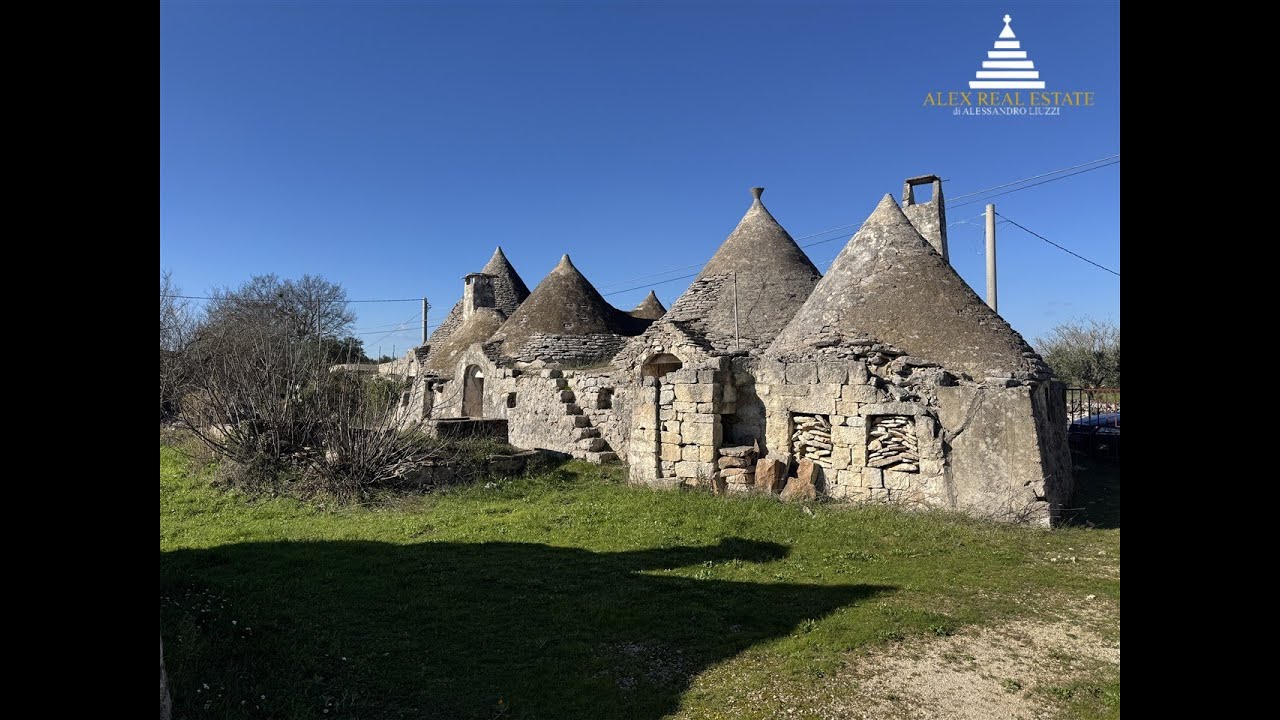 Complesso di trulli da ristrutturare composto da 10 coni