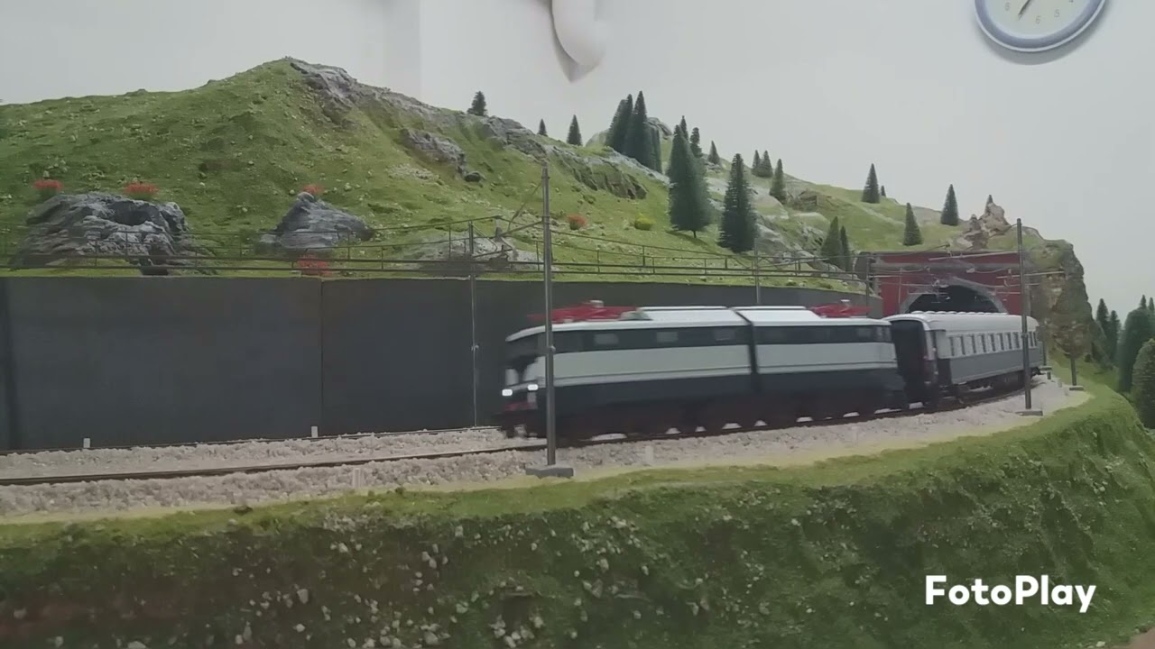 Test prova binari curve inclinate con treno Azzurro tutto RivaRossi (1:87)
