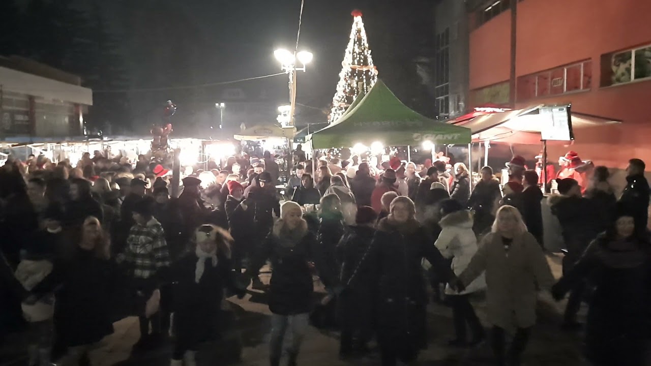 Narodno kolo na trgu u Vitezu. Manifestacija 