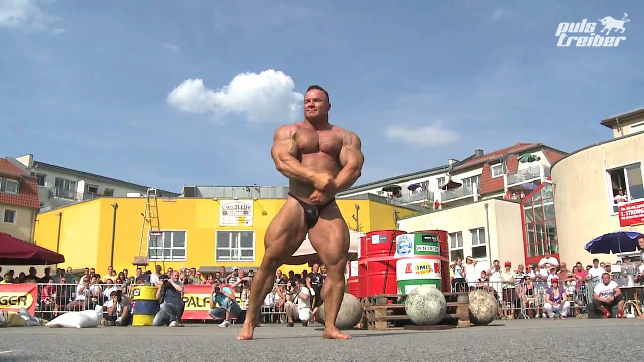 Gastposing von Bodybuilder Ronny Rockel