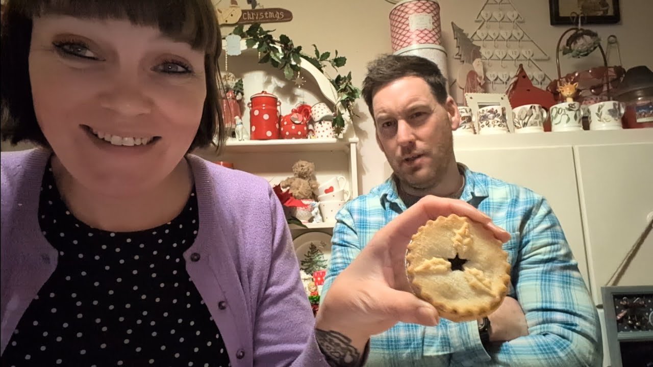 Vlogmas with Mrs D day 21 - Knitting, sewing baskets and another mince pie 