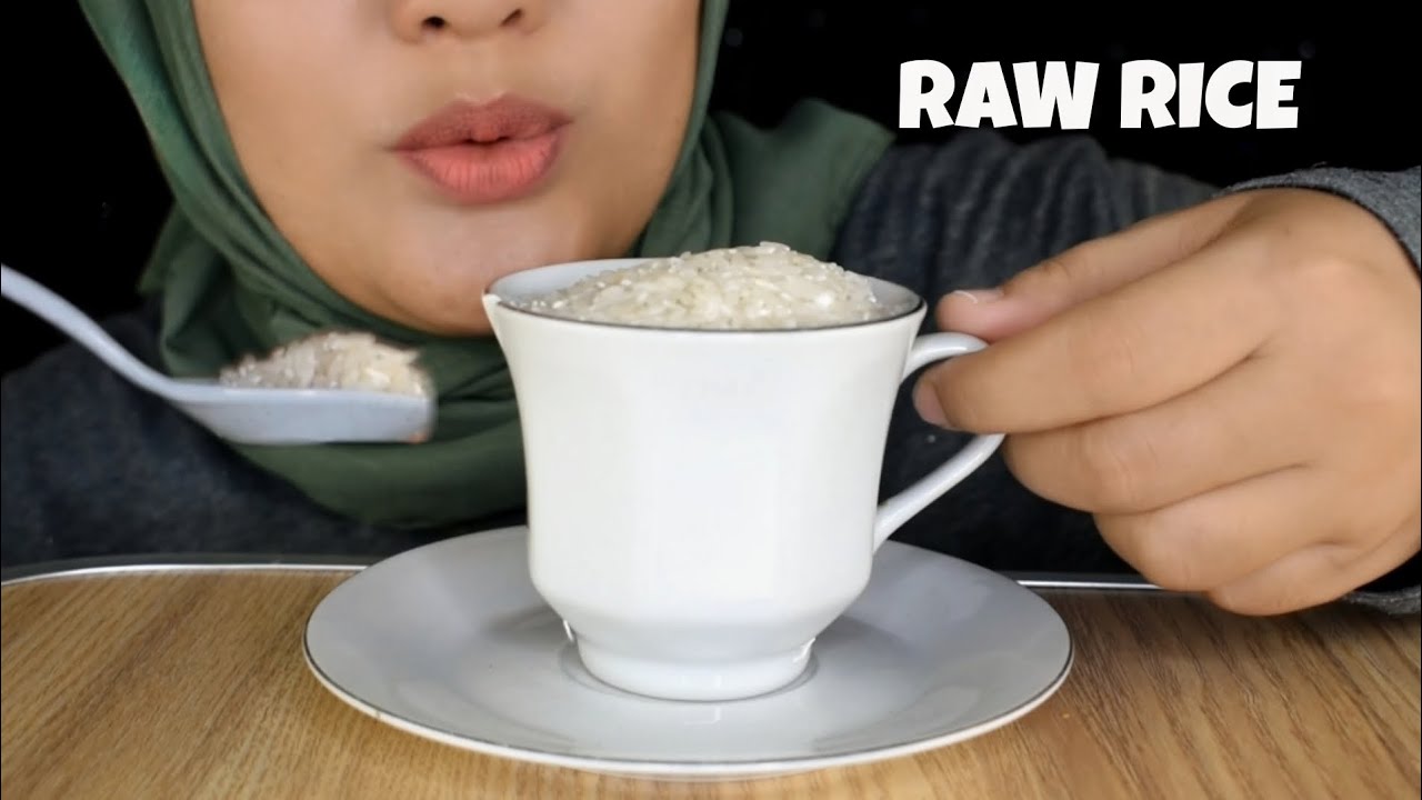ASMR RAW RICE EATING || RAW RICE IN THE CUP || Makan beras mentah di cangkir pake sendok