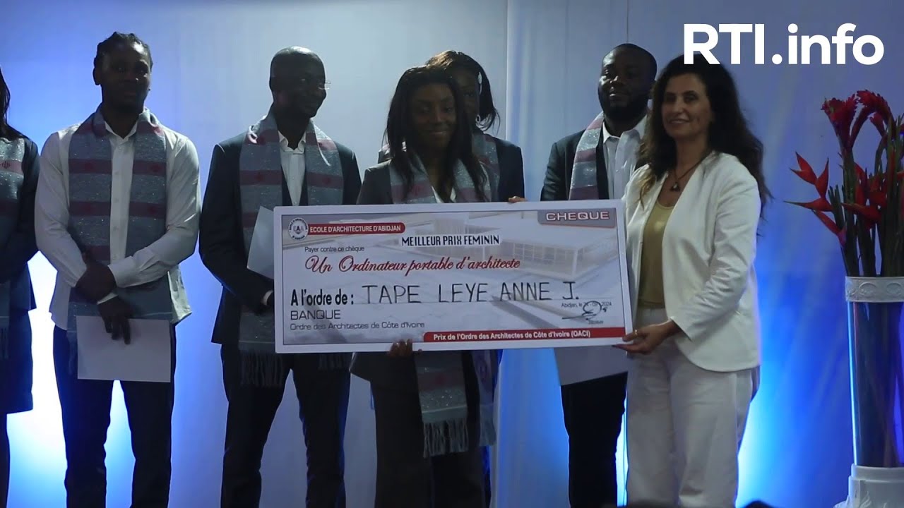 Dix étudiants de l'école d' Architecture d'Abidjan (EAA) reçoivent leur diplôme de fin de formation.