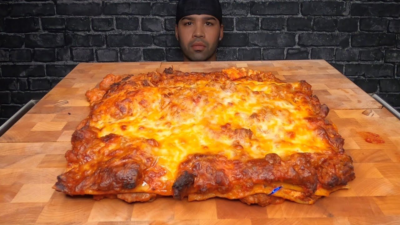MY SISTER'S FAMOUS LASAGNA MUKBANG