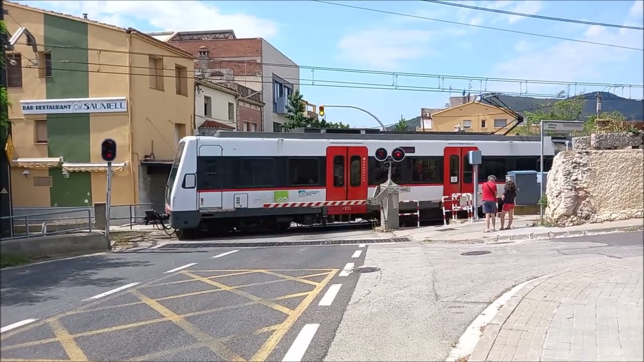 Paso a nivel con barreras en Vallbona d'Anoia (FGC)