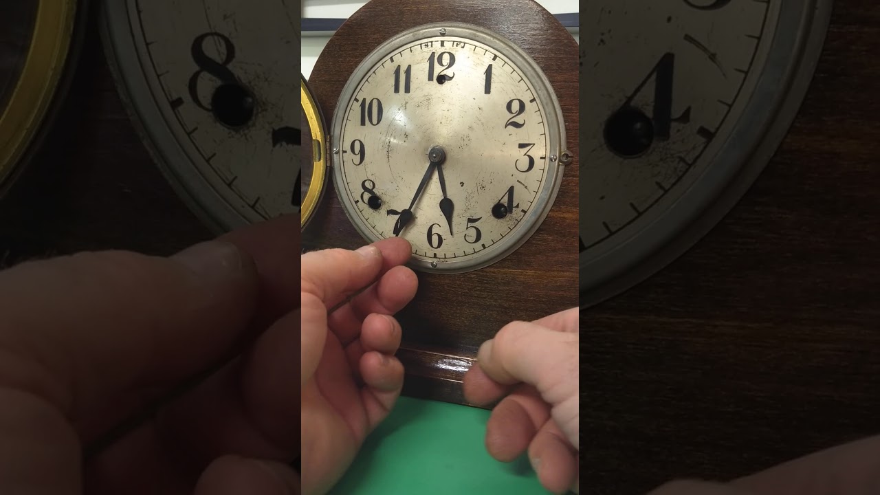 Setting the time on a mantle clock