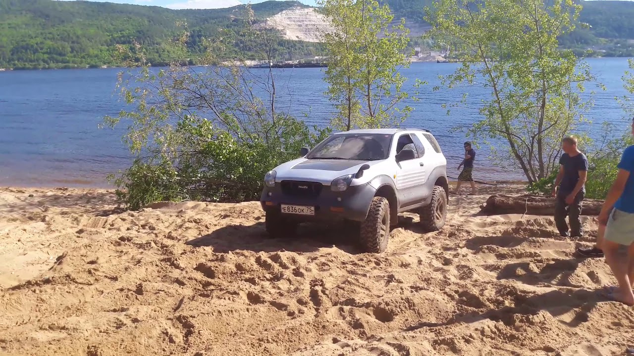 Isuzu Vehicross в песке