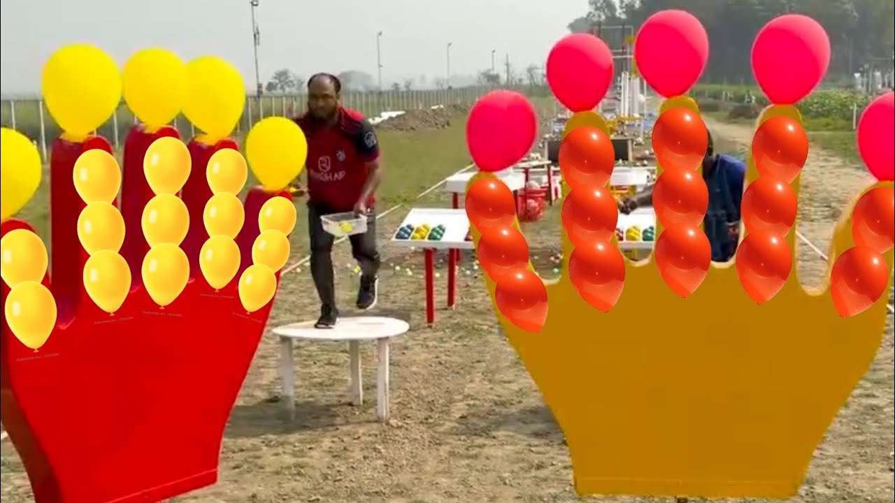 The funny game of popping balloons with five fingers of wooden hand can win the appropriate price