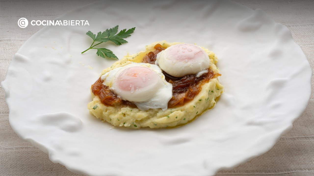 Huevos escalfados con puré y cebolla confitada | Receta fácil de Karlos Arguiñano