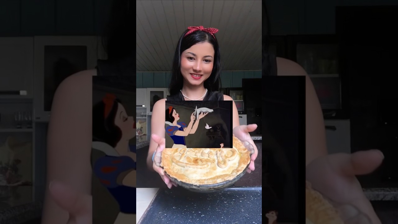 Torta de ma&ccedil;&atilde; da Branca de Neve 🍎 #cozinhar #tortadema&ccedil;a #brancadeneve #shortsvideo #shorts #short