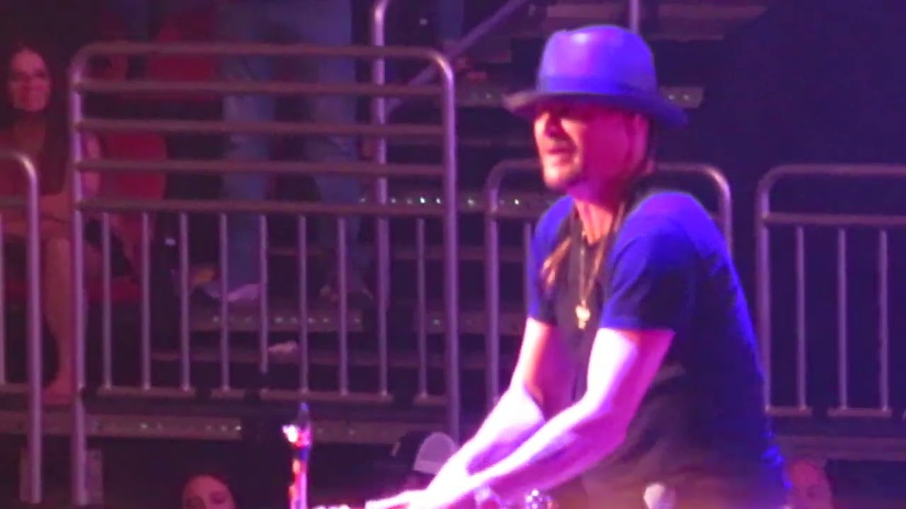 Kid Rock - Louisville,KY - 5/20/22 - Bad Reputation ( Kid gives girl Saxophone)