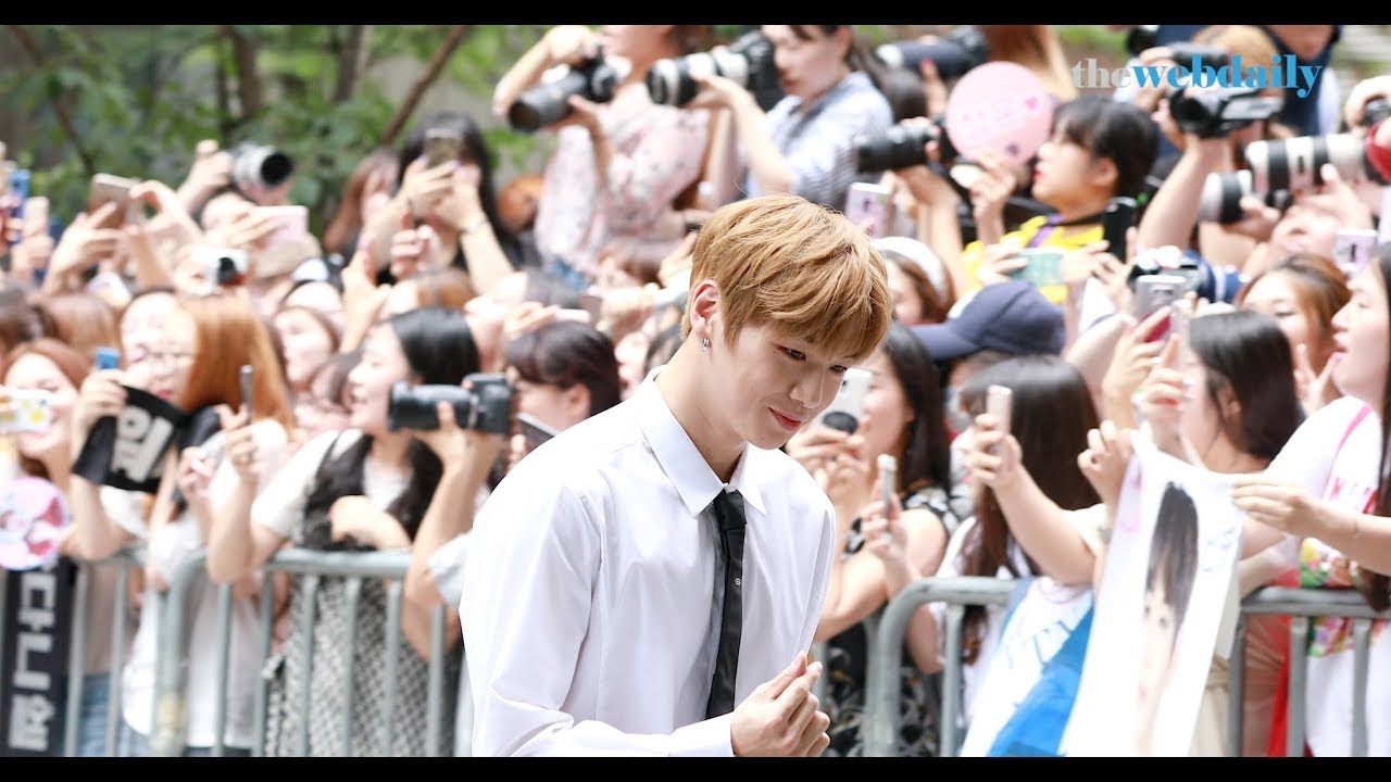 [WD영상][4K] 워너원(WANNA ONE) 1주년 기념 역조공 이벤트 달콤커피 출근길