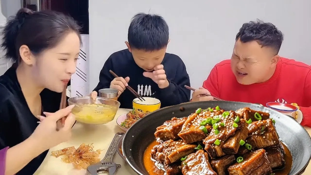 贪吃老公中连环计！偷吃排骨+芥末虾双连击，辣哭现场太解气！【九零后夫妻】