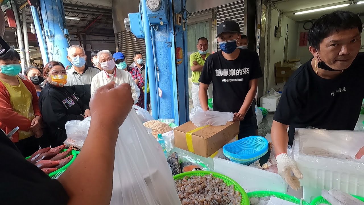 客人偷偷說帥老爸只要沒客人就會賣便宜 被帥老爸聽到 帥老爸說沒人我就直接收攤不賣了啦 中彰海王子 第五市場 海鮮叫賣 海鮮拍賣 叫賣哥