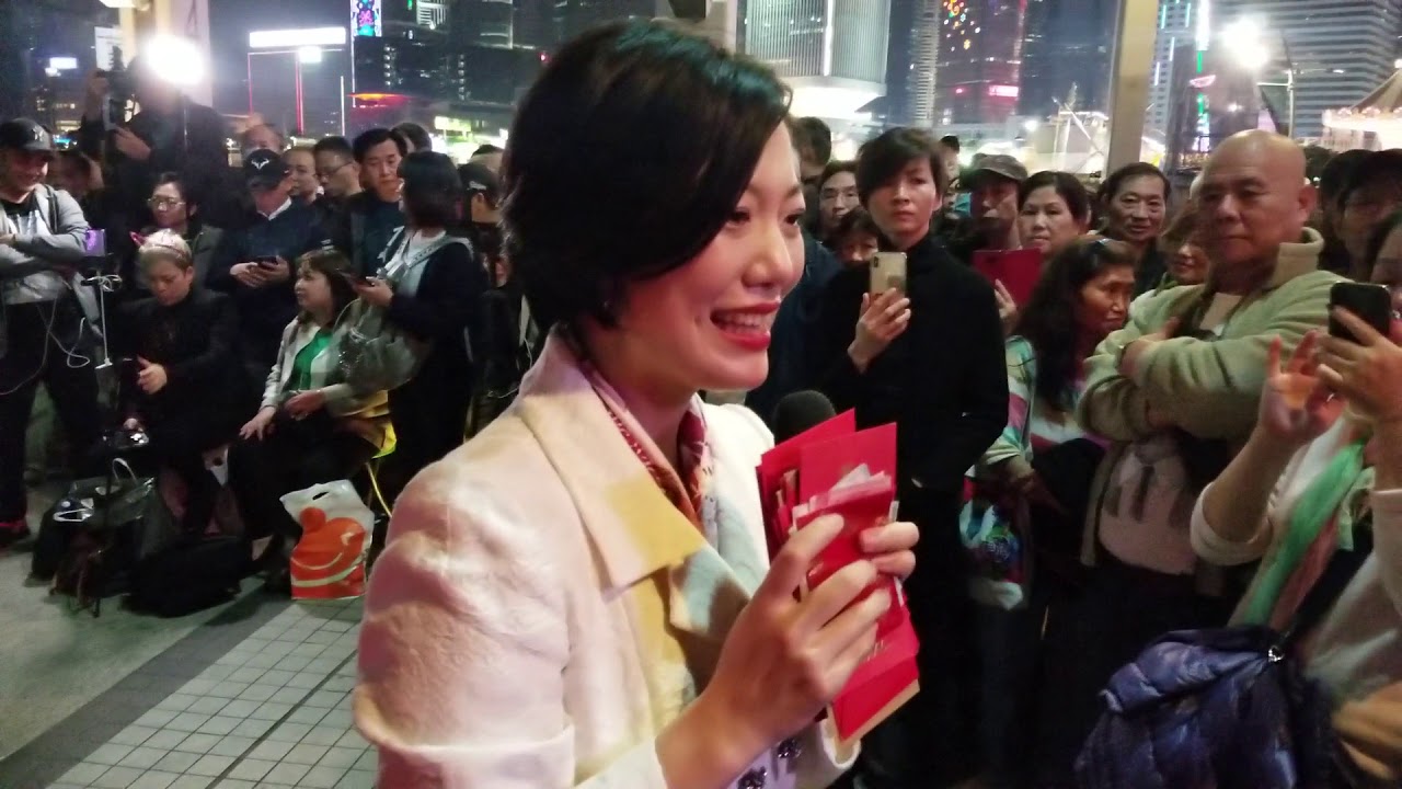 街頭天后 龍婷 聖誕結  山茶花 恰似你的溫柔(歌迷送驚喜) 中環10號碼頭 18/12/25 (20：05) Stacey Long