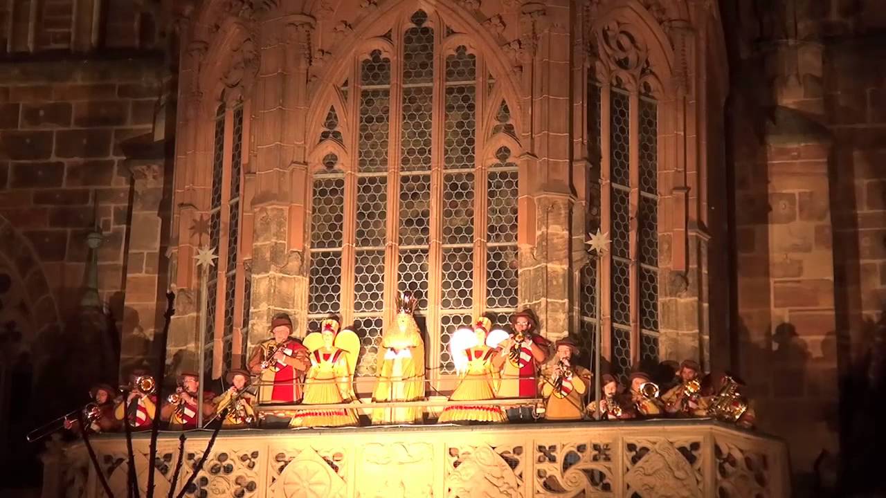 Nürnberger Christkind eröffnet den Christkindelmarkt in Nürnberg