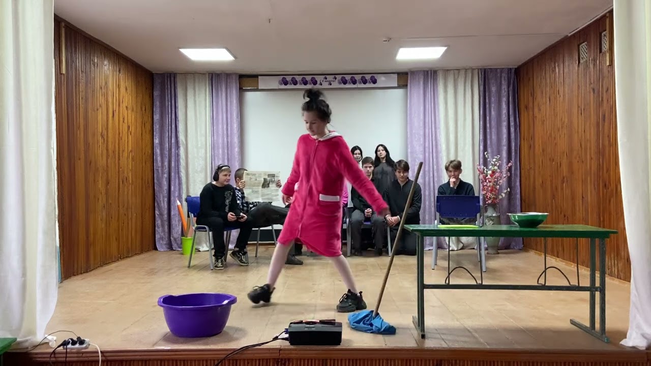 Сценка «Мамы на 8 марта» в исполнении 8 класса