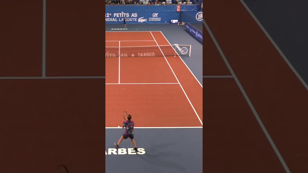 Ambidextrous young tennis player epic point at Les Petits As 2024 🤯👐