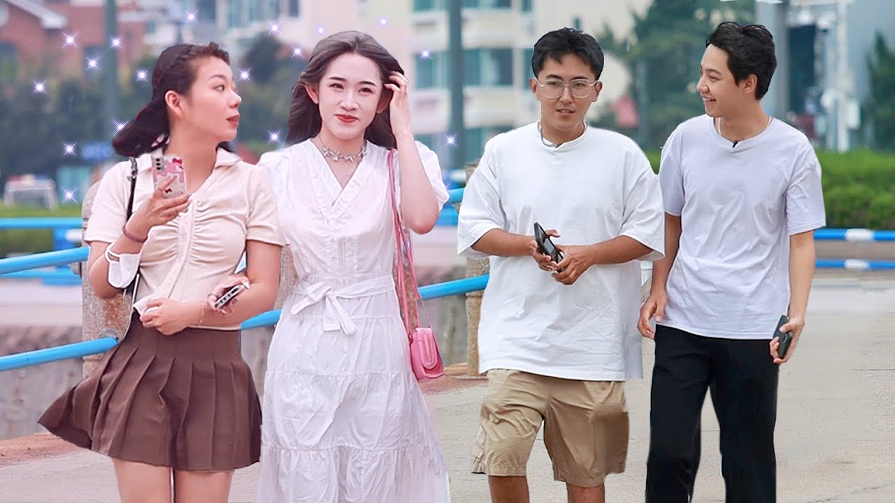 When Girls Are Complimented by Two Men | Prank 听到身后的两个男生夸赞自己，女生的嘴角逐渐上扬