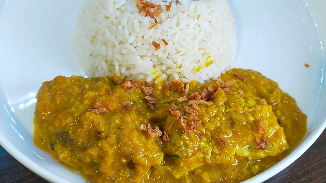 রুইমাছ দিয়ে ঘন মুগডাল।। Moong dal with fish