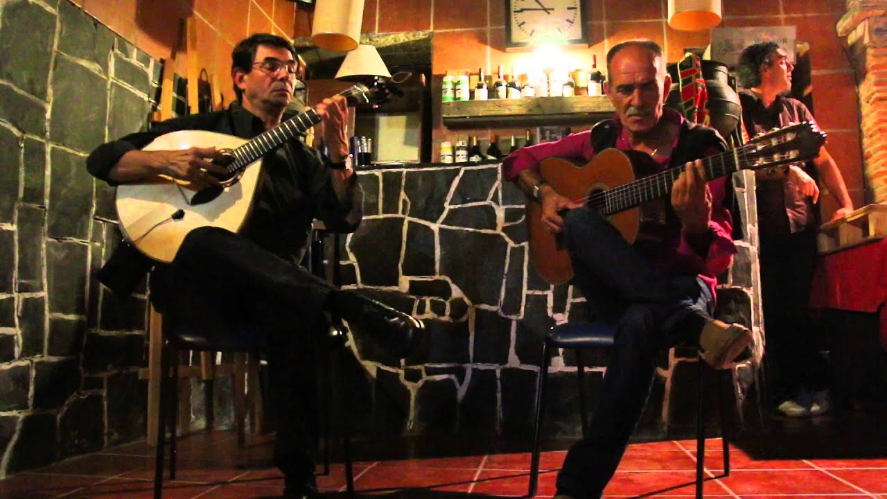 Prof. Arménio de Melo (guitarra portuguesa), Francisco do Carmo (viola de fado)