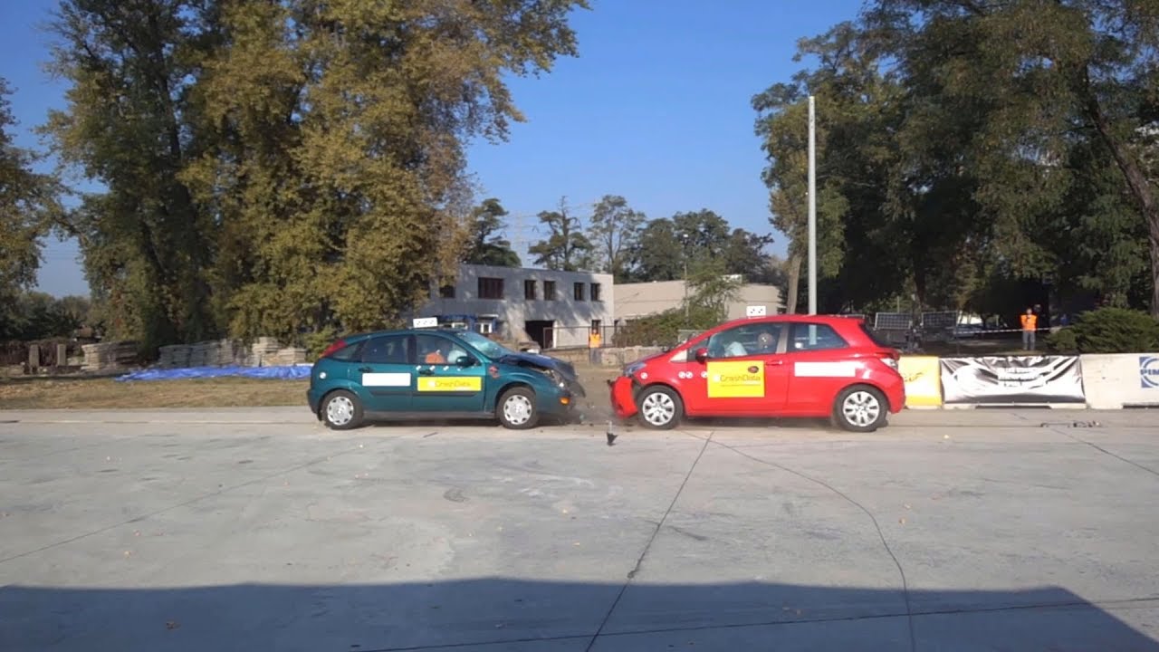 PIMOT Crash Test - Toyota Yaris vs Ford Focus i niezaplanowany bieg wydarzeń