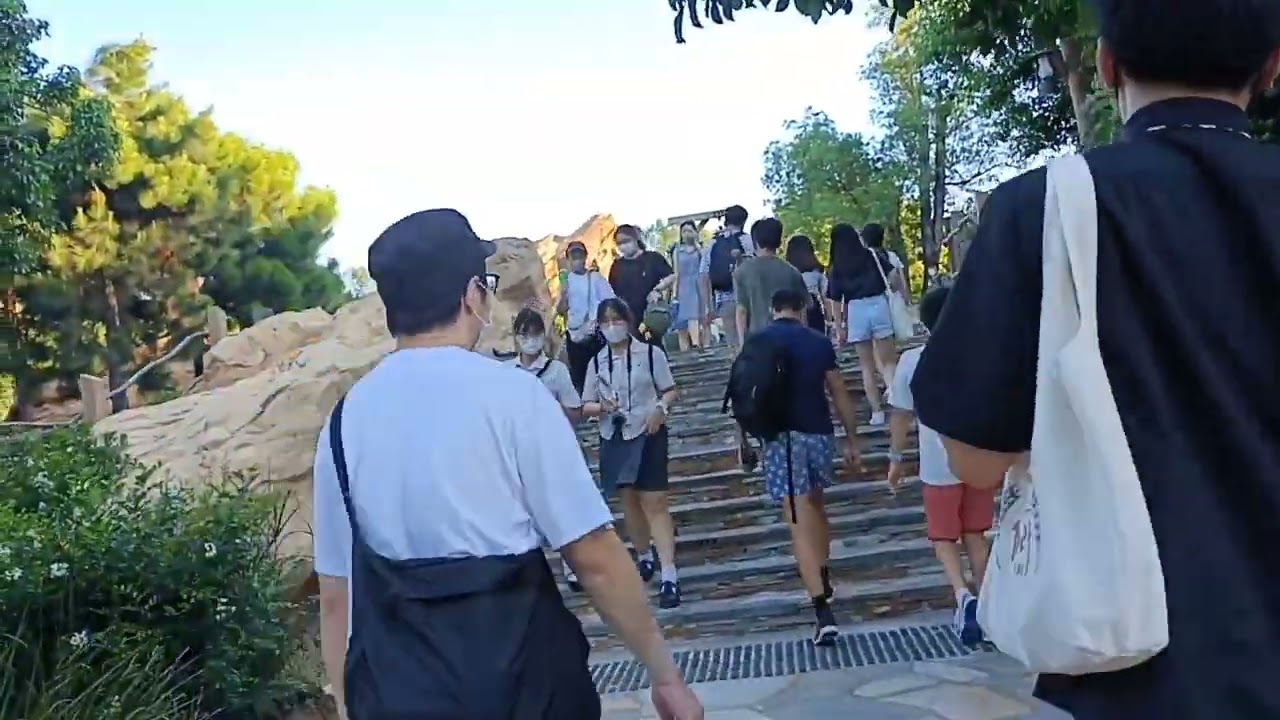 lilibotin namin ang Disney land!