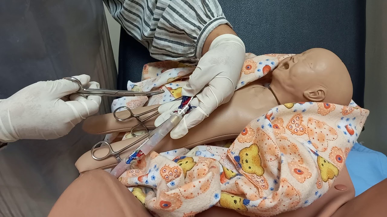 Pemotongan tali pusat bayi baru lahir