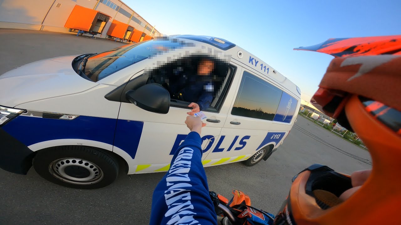 Poliisit pysäyttää!