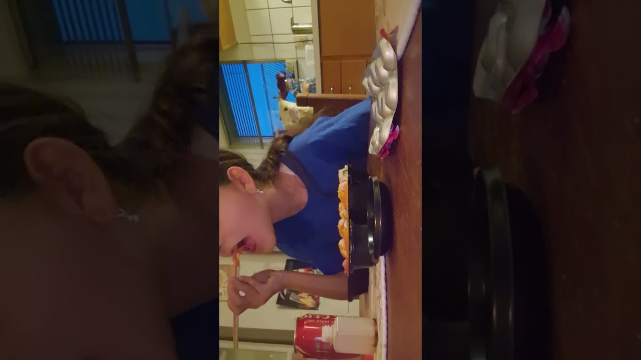 Sushi mukbang !!! Første gang jeg har fået sushi hjemme hos mig 