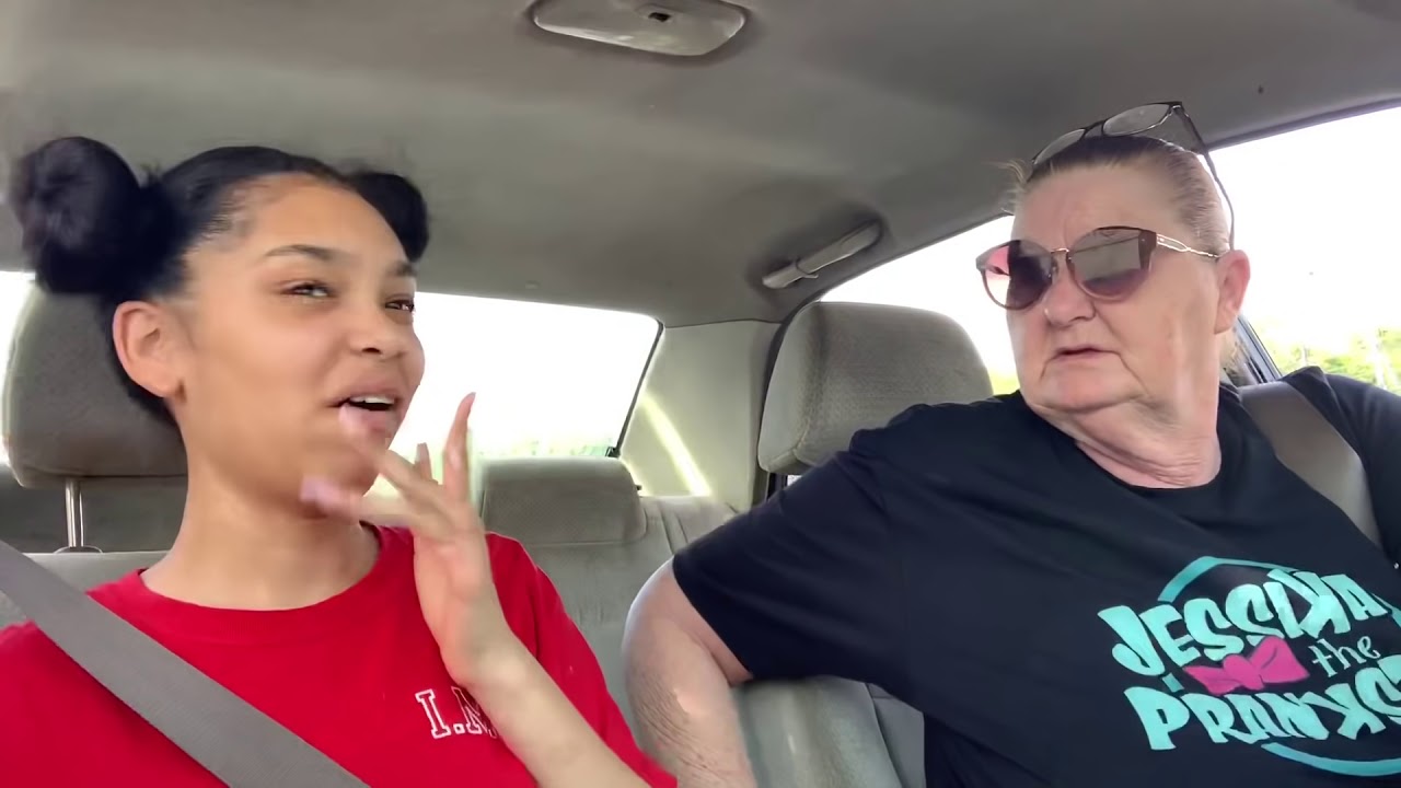 HANGING OUT THE PRANK ON MY MOM 😂 (MUST WATCH)