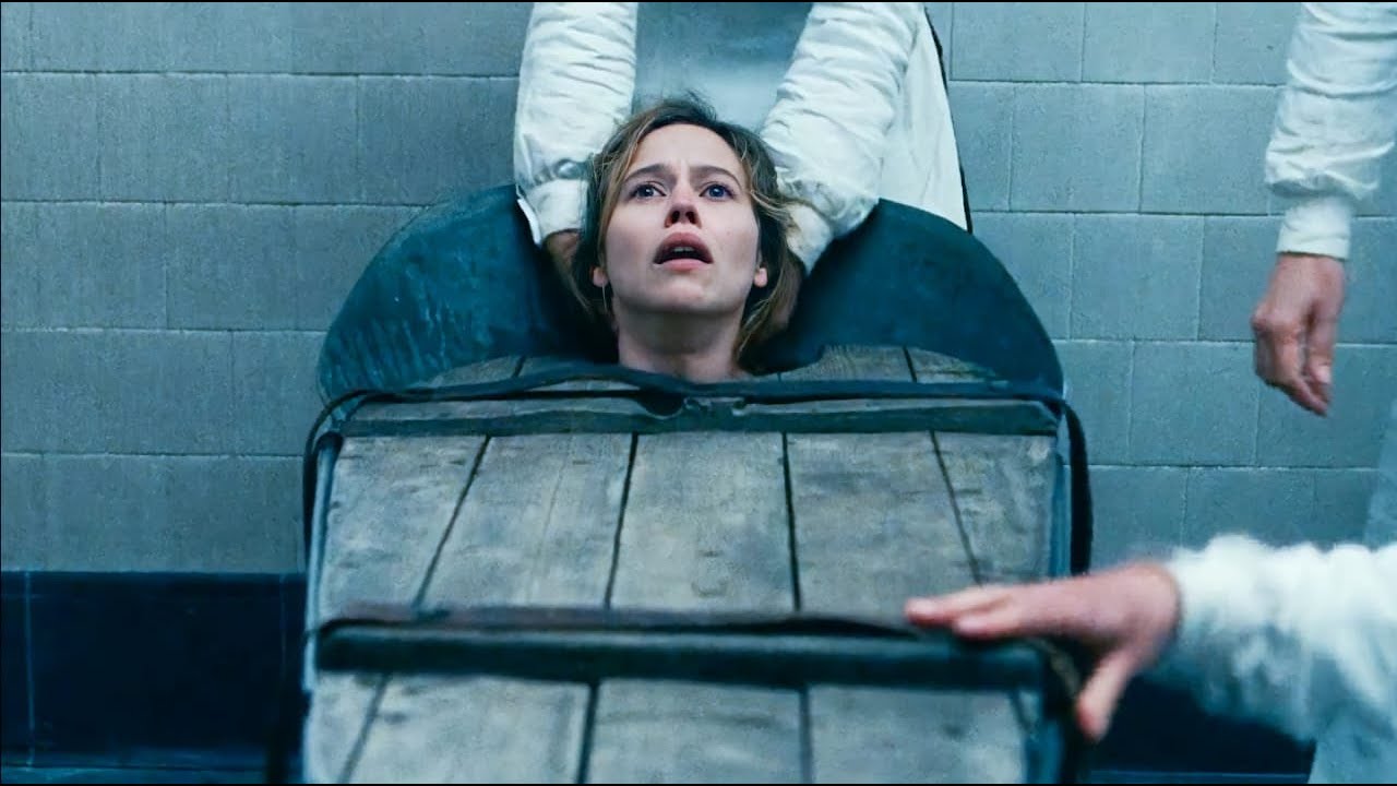 بنت أهلها بيحاولوا يتخلصوا منها عشان بتقدر تتكلم مع الموتى | ملخص فيلم the mad women ball