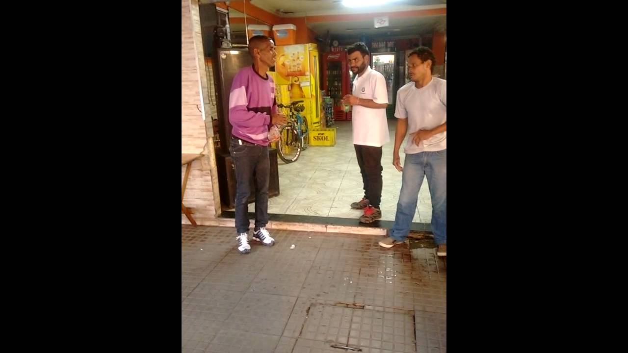 briga de b&ecirc;bados em porta de boteco veja isso 🙄 quem se da bem?