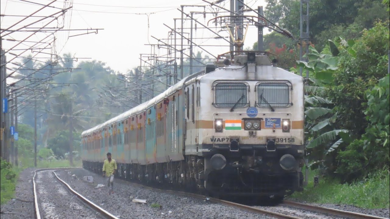 ALUVA WELCOMING | Kochuveli - Yesvantpur AC Sf Express 22678+KJM WAP7 POWERING | INDIAN RAILWAYS