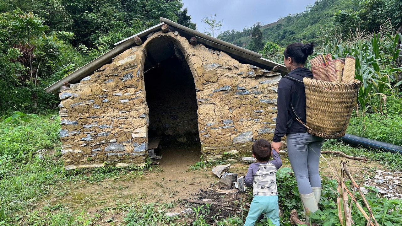 From Ruins to Home &ndash; A Single Mother Restores an Abandoned Mud House