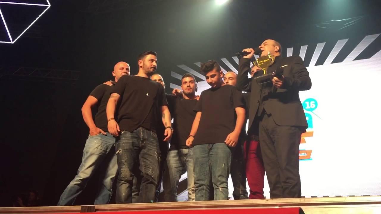 MAD AWARDS: Η απονομή βραβείου στον Παντελή Παντελίδη! Το παρελαβαν οι φίλοι του και τα αδερφια του!