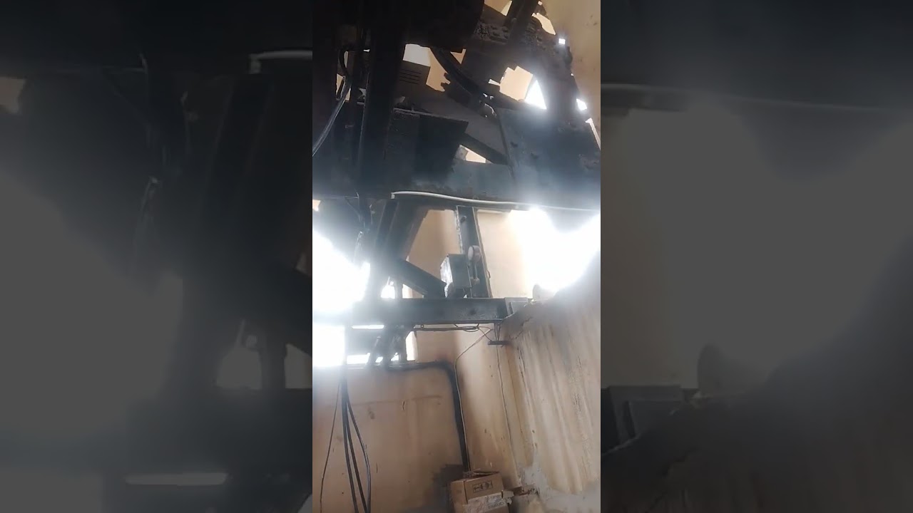 Campane camaro superiore (ME) verso giusto della videocamera 