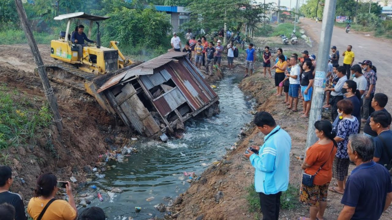 Landfill New Project!!skill Dozer​ KOMATSU Push Soil Clean Garbage Soil into water​ 100% complete