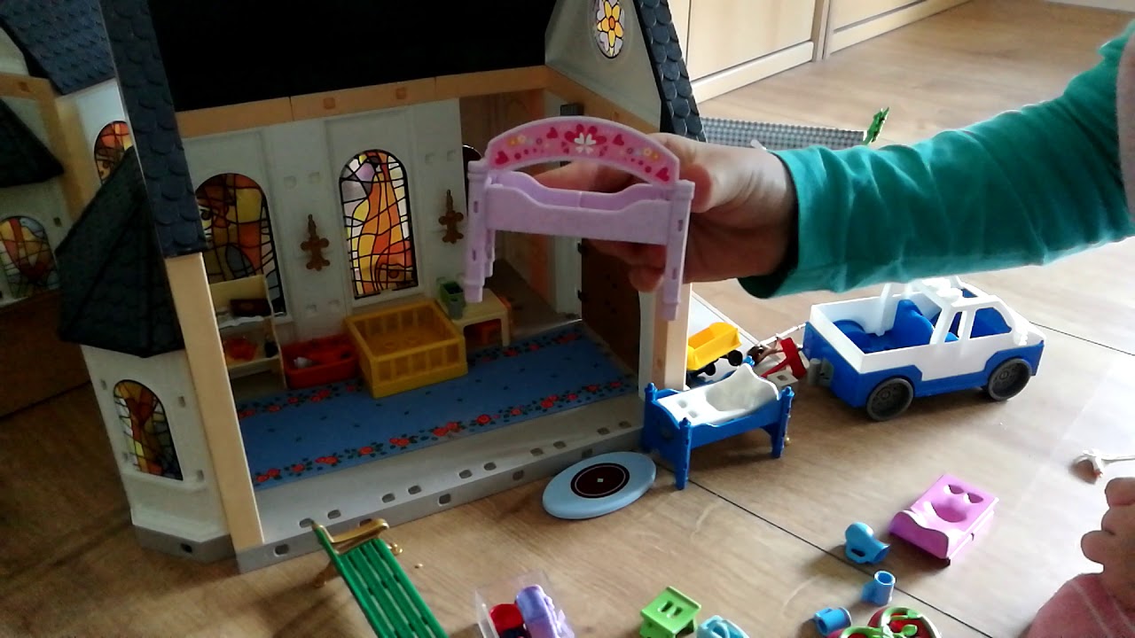 Playmobil deutsch - die Familie Bommel zieht in die Kirche ein