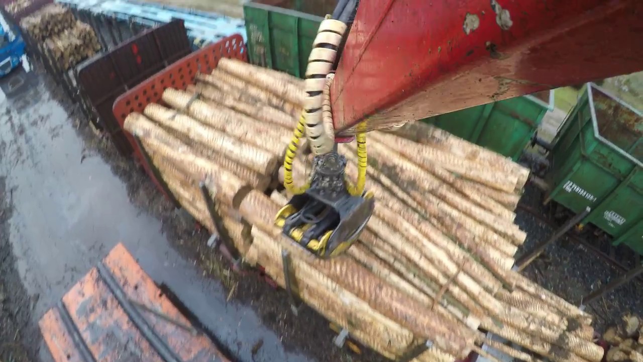 descargue de camión en estación de tren en Lugo ( souto carrillo )
