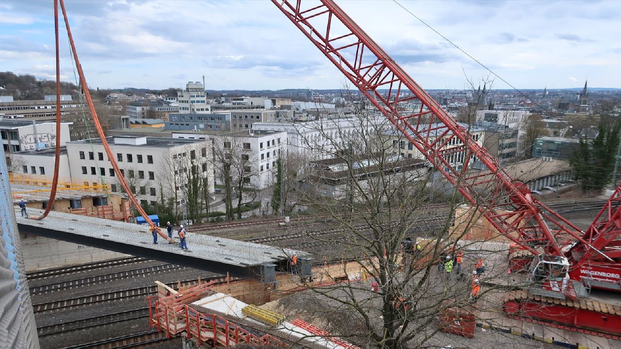 Raupenkran Terex CC2200 mit Brückensegmenten in Aachen