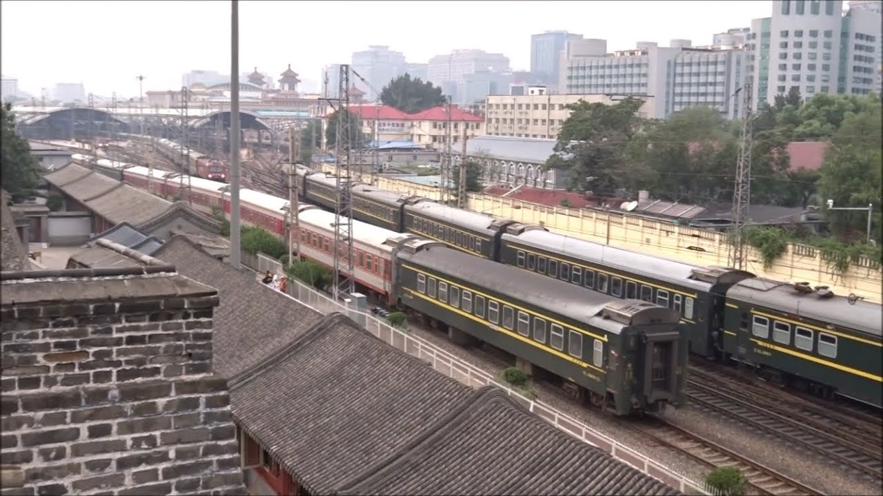 北京駅に出入りする中国国鉄 客車列車行き交う北京城東南角楼　2018.9.13