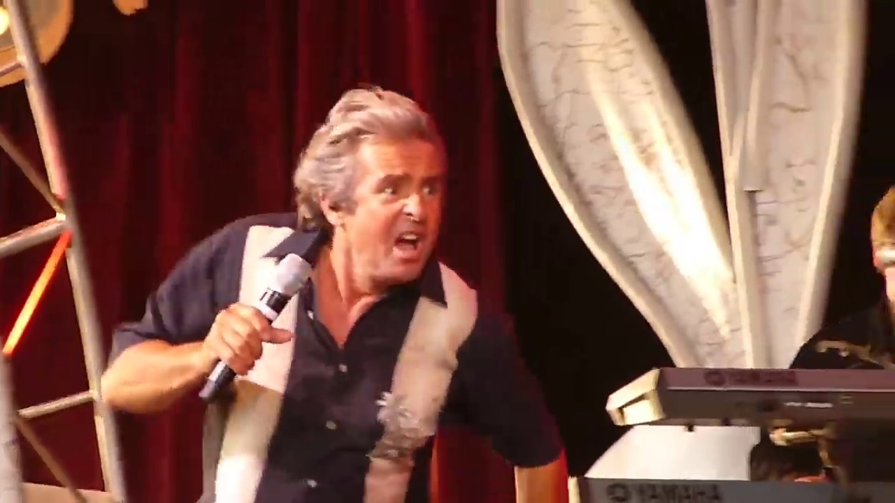 Davy Jones Gets Blown Away While Singing Valleri at Epcot