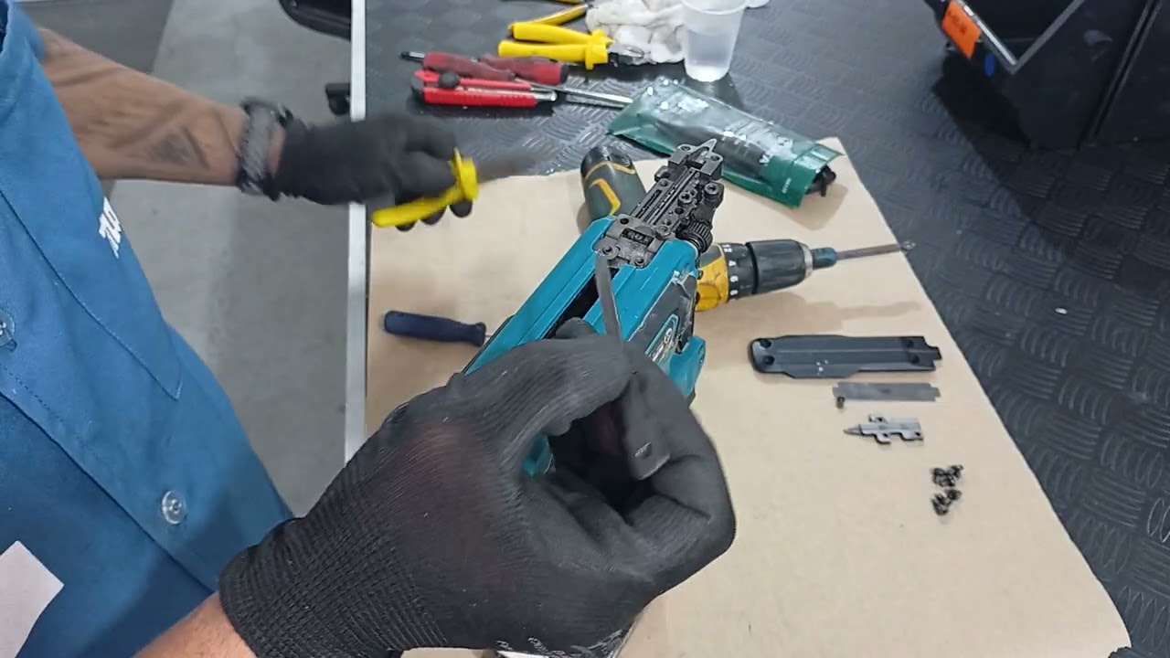 Pinador a bateria Makita DPT353, travando resolva agora passo a passo.